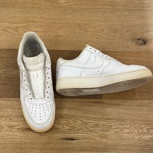 White Men's Nike Air Force 1 Low Leather Sneakers - Classic Casual Style